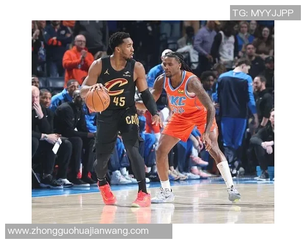 球迷疯狂冲进球场欲与米切尔合影 多名保安迅速围拦保护 球迷疯狂冲进球场欲与米切尔合影 多名保安迅速围拦保护